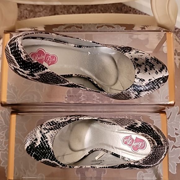 Baby Girl Black & Gray Snakeskin Print Heels - Picture 3 of 16